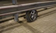 Из-за неисправности колеса девушка-водитель въехала в ограждение в Алматы
