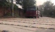 "Перестарались": 600 "лежачих полицейских" на километр дороги уложили рабочие в Китае