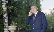 "Номер телефона дать?". Назарбаев шуткой ответил на вопрос журналистки о своем смартфоне