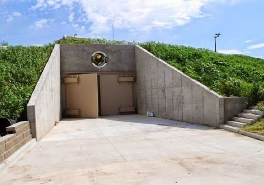 Вход в бункер, который стал отелем на 70 человек. Фото: odditycentral.com