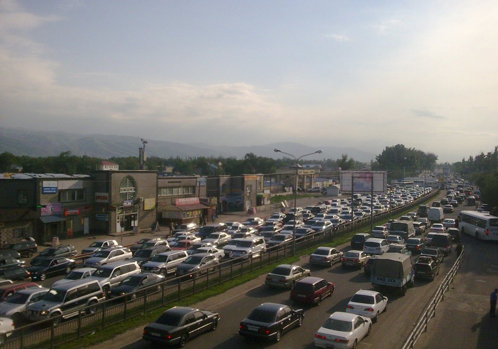 Дорога в районе рынка "Алтын Орда". фото из открытых источников.