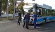Пассажирский автобус и внедорожник столкнулись в Алматы
