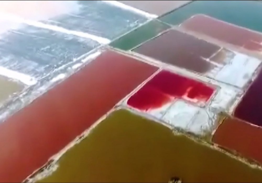 Кадр из видео  China's 'Dead Sea' Tranforms Into Rainbow - Here's Why / Nationalgeographic.com