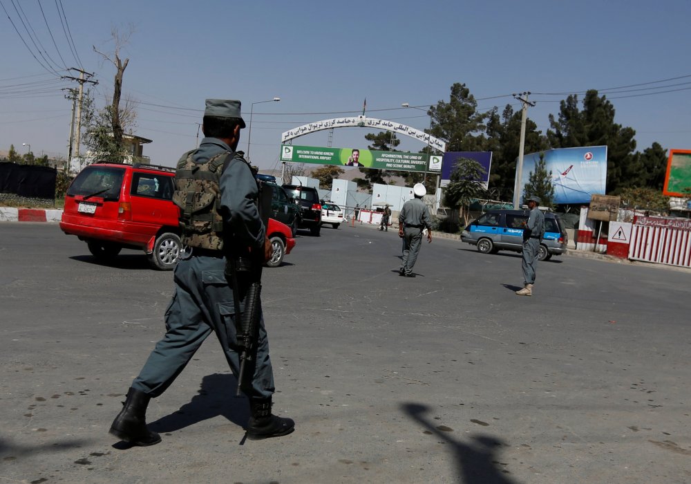 Полицейский возле аэропорта Кабула. Фото ©REUTERS.