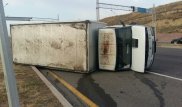 Грузовик опрокинулся после удара легковушки в Алматы