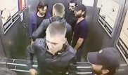 Один против троих: парень избил мужчин в лифте