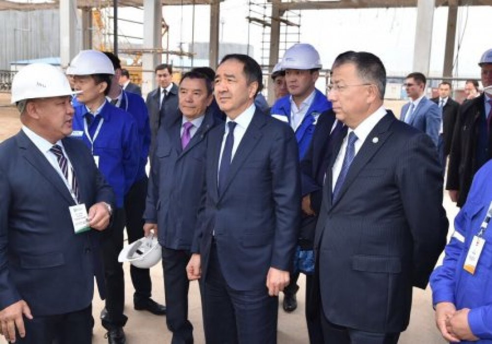 Премьер-министр РК Бакытжан Сагинтаев посетил шымкентский НПЗ. Фото с сайта primeminister.kz