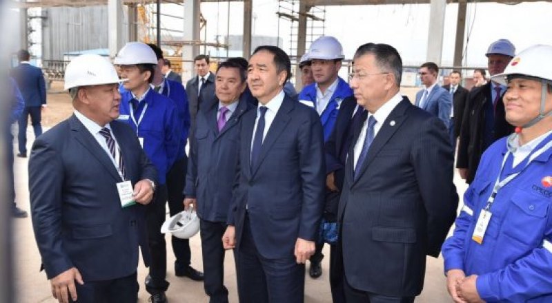 Премьер-министр РК Бакытжан Сагинтаев посетил шымкентский НПЗ. Фото с сайта primeminister.kz