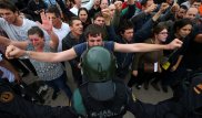 Фото плачущего полицейского из Каталонии набирает популярность в Сети