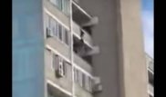 Мужчина поймал выпавшую с девятого этажа девушку в Актау