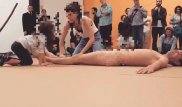 Бразильский художник полностью разделся перед зрителями