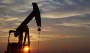 Нефть дешевеет на опасениях о переизбытке сырья на рынке