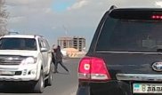 Водителя ударили ножом в живот на дороге в Актау