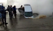 Два автомобиля провалились под асфальт в Петропавловске