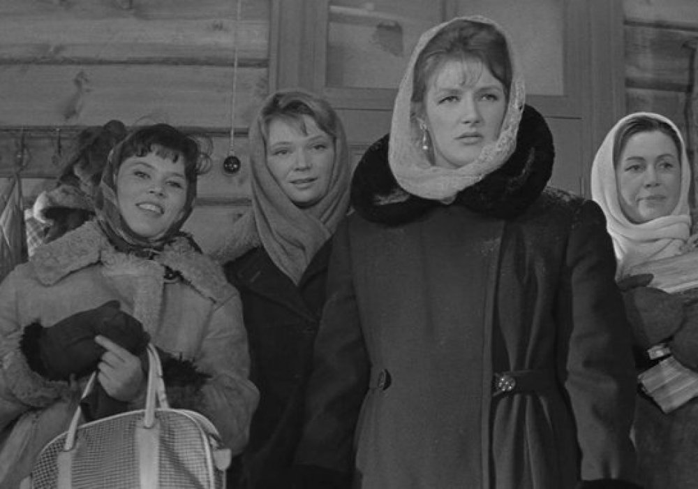 Светлана Дружинина (в центре) в роли Анфисы в картине "Девчата". Кадр из фильма