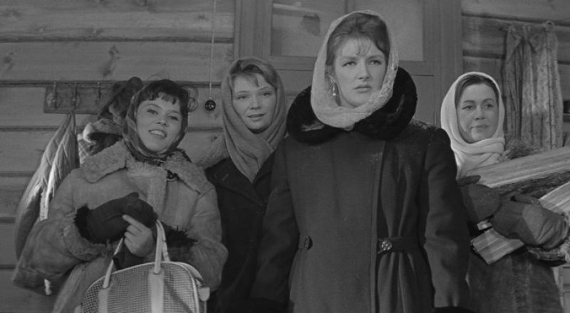 Светлана Дружинина (в центре) в роли Анфисы в картине "Девчата". Кадр из фильма