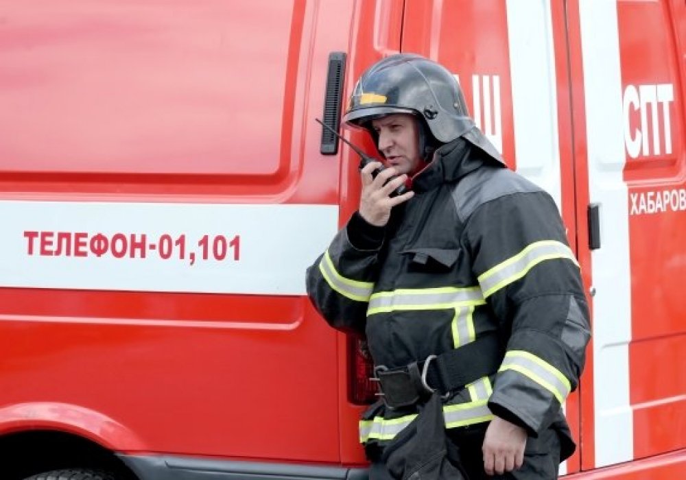 Прохожий поймал девочку, выпрыгнувшую из окна горящей квартиры