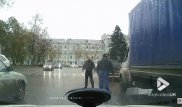 Кунг-фу vs бейсбольная бита. Зрелищная драка водителей позабавила Сеть