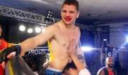 Зритель вышел на замену бойца MMA и "уложил" противника в первом раунде