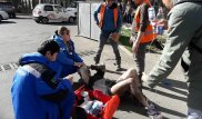 Мужчину ударило током посреди улицы в Алматы: скорая везет его в больницу