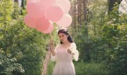 "Алматыда жоқ-жоқ": Клип Ерке Есмахан обогнал по просмотрам зарубежных звезд