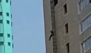 Появилось видео падения человека с высотки в центре Алматы