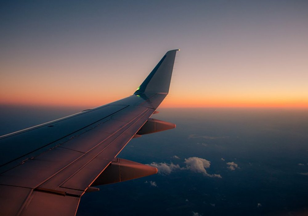 CC BY-SA 2.0 / Paul Frederickson / Sunset Hitting Plane Wing