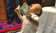 Фото астанинского мальчика с деньгами покоряет Интернет