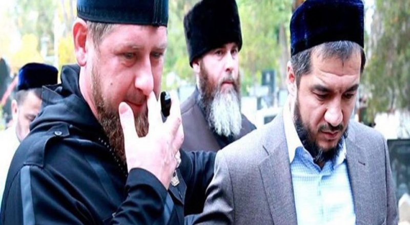 Возле могилы шейха Мухаммада Садыка Мухаммада Юсуфа в Ташкенте глава Чечни не смог сдержать слез. © facebook
