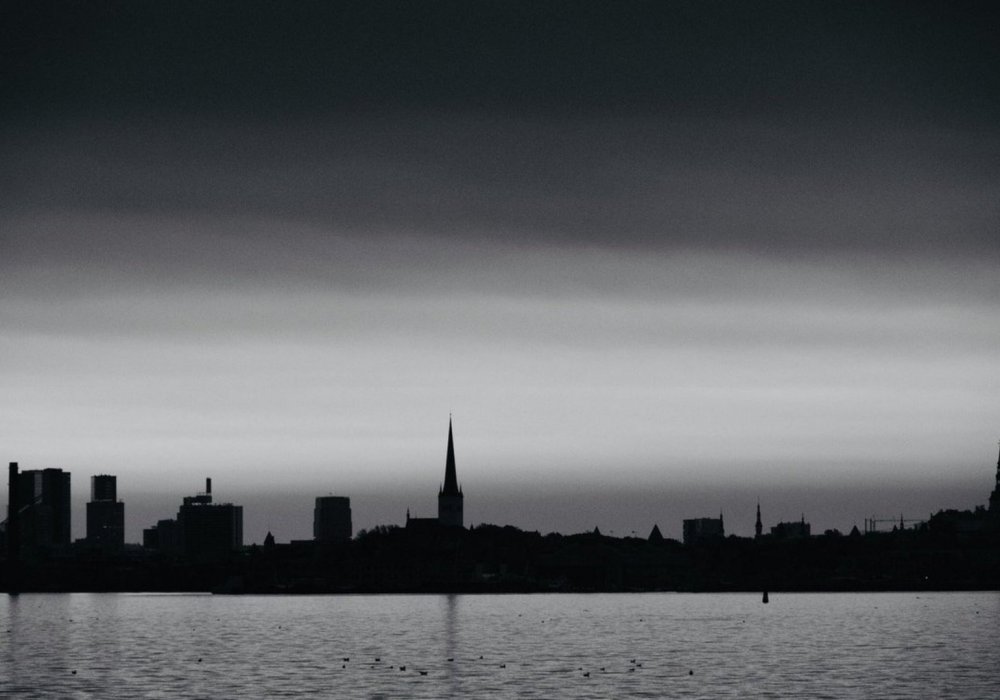 Темное небо над силуэтом Таллинна. (Фото: Имре Каас)