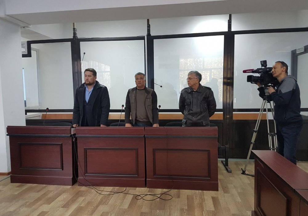 Умирзак Серимов в зале суда. Крайний справа за столом. Фото ©Tengrinews.kz
