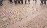 Протестующие в Киеве выложили из конфет надпись "Петя, жуй"