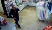 Орудующий в Алматы мошенник попал на камеру наблюдения