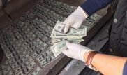 Появилось видео задержания фальшивомонетчиков, сбывавших доллары по курсу 100 тенге