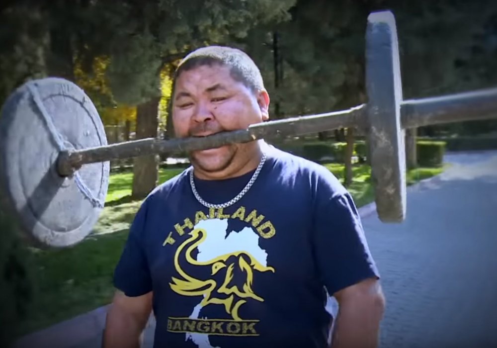 Кадр из видео "Страшный сон зубной феи: житель Бишкека освоил "челюстной пауэрлифтинг""