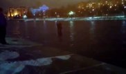 Машина упала в реку: Астанчане застряли посреди воды