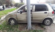 Daewoo Matiz спровоцировал ДТП с тремя авто и врезался в столб в Алматы