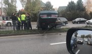 Появилось видео ДТП с "перевертышем" в Алматы: Толпа людей бросилась на помощь