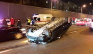 Mercedes водителя-лихача опрокинулся на крышу в туннеле по Саина