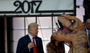 Хэллоуин в Белом доме: Трамп встретился с надувным динозавром