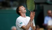 Казахстанский теннисист необычным ударом выиграл очко и победил в матче