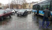 Водителя троллейбуса, разбившего Toyota Camry молотком в Алматы, отстранили от работы
