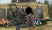 Ветеранов-афганцев возмутила фотосессия жительницы Риддера на памятнике