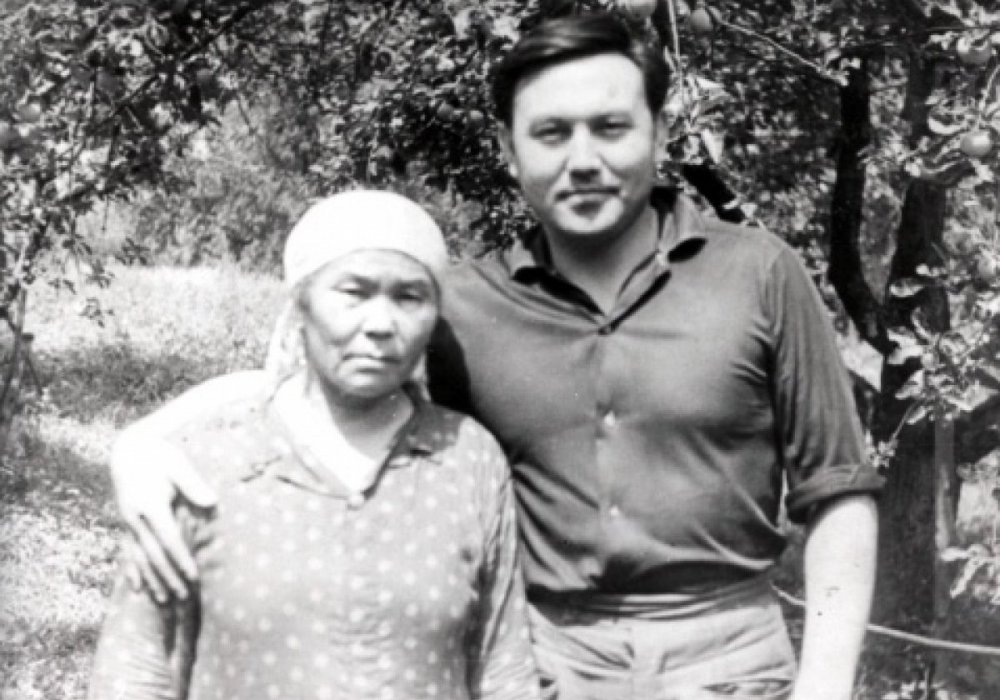 Нурсултан Назарбаев с матерью. Фото: akorda.kz 