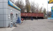 Железнодорожный вагон опрокинулся на заправку в Алматы