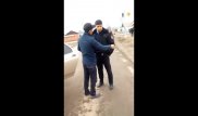 Полицейский избил человека на глазах у прохожих в ЗКО