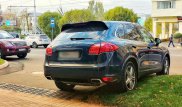 Автоледи на Porsche Cayenne оштрафовали за парковку на газоне в Алматы
