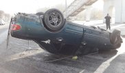 Mercedes перевернулся в Алматы: пострадали 2 человека