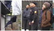 Клиентку сауны в Уральске спустили с крыши на веревке