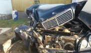 Mercedes в яме посреди улицы в Алматы: Полиция начала расследование